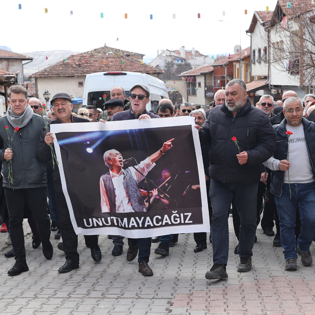 Sanatçı Edip Akbayram için Avanos'taki evinin önünde anma etkinliği düzenle...