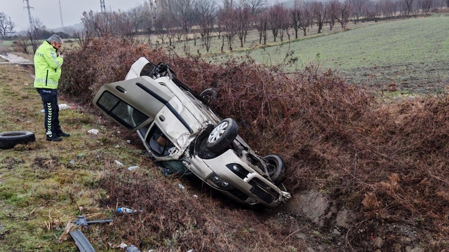 Amasya'da devrilen otomobildeki 2 kişi yaralandı