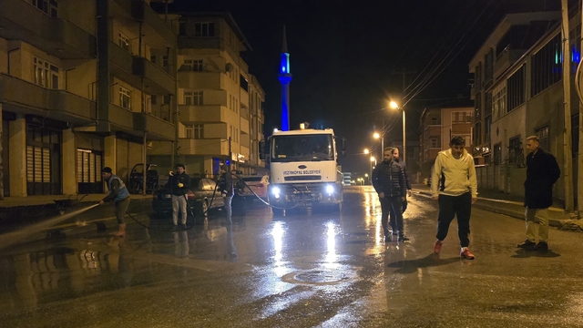 Vezirköprü Belediyesi caddeleri yıkıyor