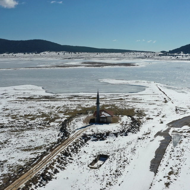 Seben Taşlı Yayla Göleti'nin yüzeyi buz tuttu