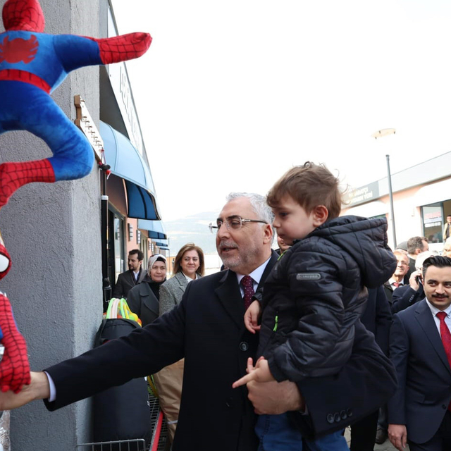 Bakan Işıkhan: Tüm vatandaşlarımız sıcak yuvalarına ve iş yerlerine kavuşan...
