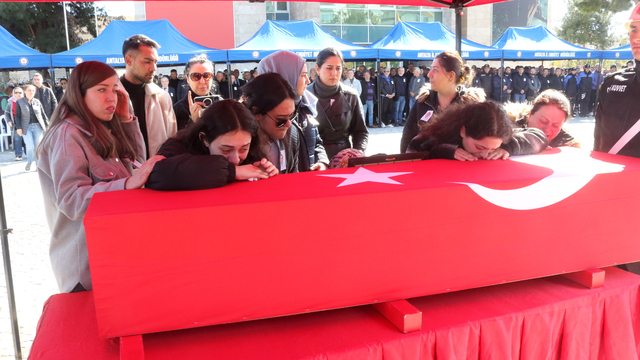 Otomobil metrelerce sürüklenip, ağaca çarptı; polis memuru öldü (2)