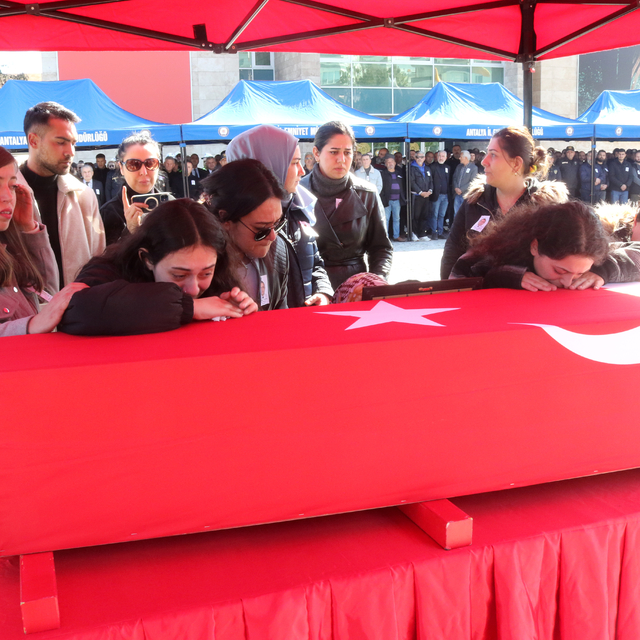 Otomobil metrelerce sürüklenip, ağaca çarptı; polis memuru öldü (2)