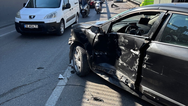 Bursa'da kamyon ile otomobilin çarpıştığı kazada Kestel İlçe Müftüsü Çelik yaralandı