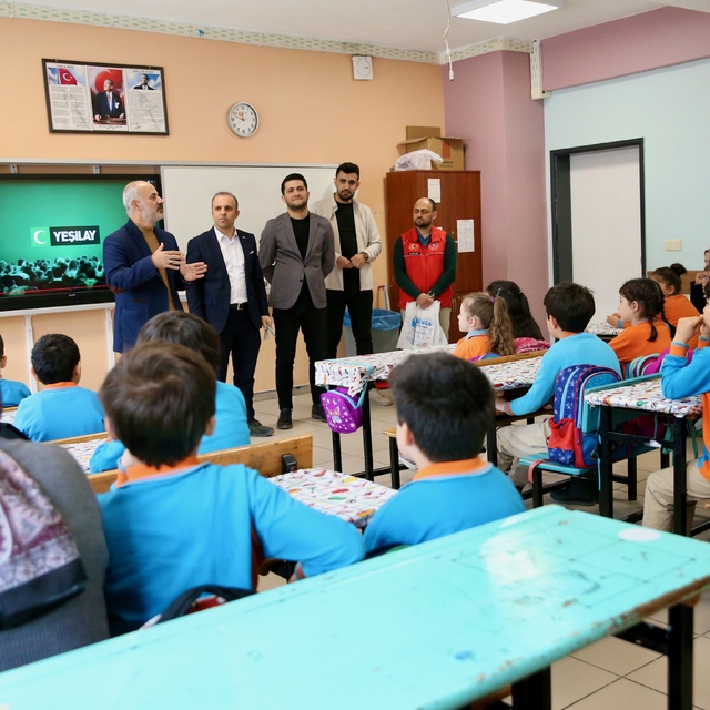 Kocaeli'de 21 öğrencinin aile bireyleri, Yeşilayın başlattığı çalışmayla si...