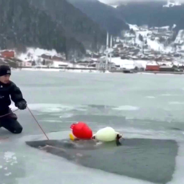 Jandarma SAK Timi'nden Uzungöl'de buz altı dalış tatbikatı