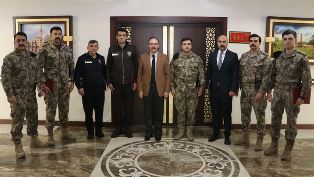 Siirt Valisi Kızılkaya'dan başarılı emniyet personeline belge