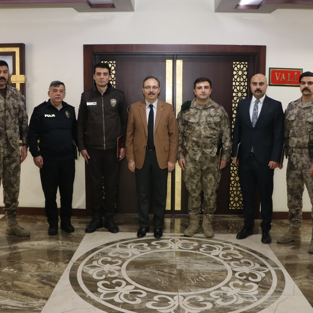 Siirt Valisi Kızılkaya'dan başarılı emniyet personeline belge