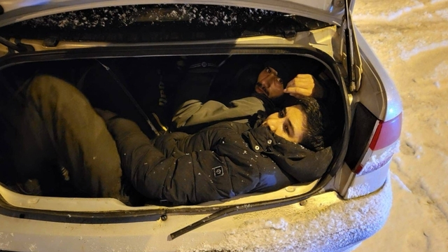 Van'da otomobilin bagajında 6 düzensiz göçmen yakalandı