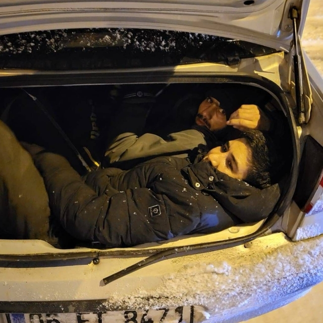 Van'da otomobilin bagajında 6 düzensiz göçmen yakalandı