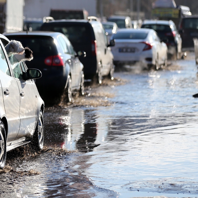 Ardahan'da karların erimesiyle bazı yollarda su birikintileri oluştu