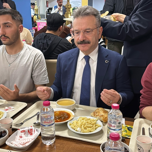 Eskişehir Valisi Aksoy, üniversite öğrencileriyle iftar yaptı