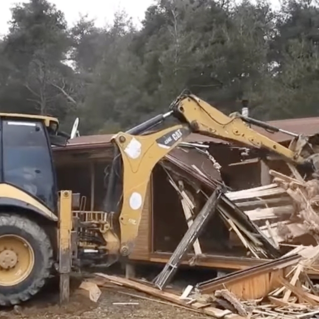 Çanakkale'de 12 kaçak yapının yıkımı gerçekleştirildi