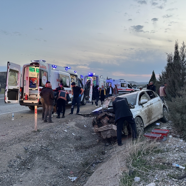 Adıyaman'da şarampole devrilen otomobildeki 4 kişi yaralandı