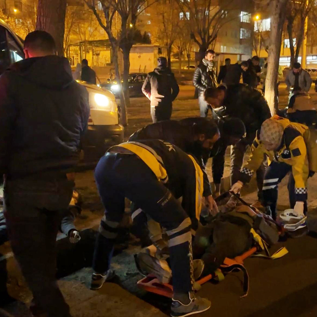 Şanlıurfa'da motosikletin yayaya çarptığı kazada 3 kişi yaralandı