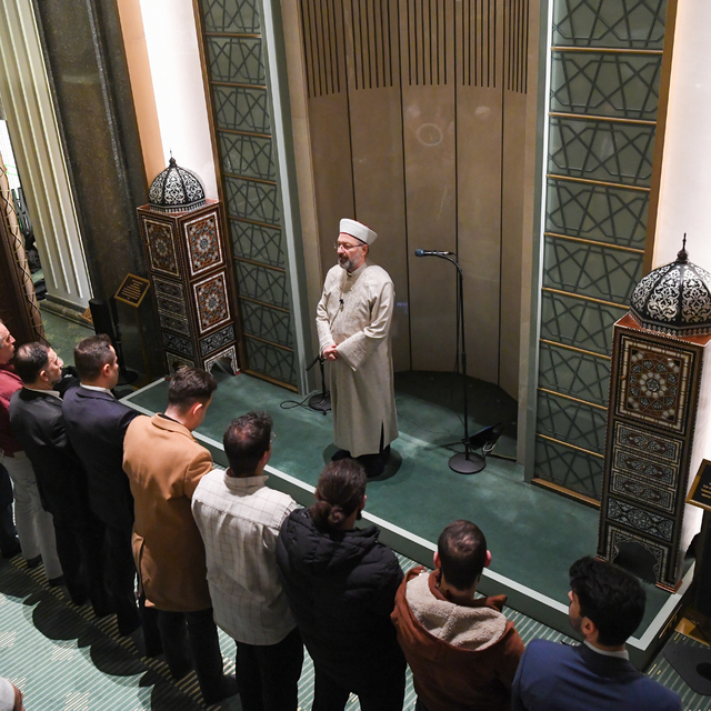 Diyanet İşleri Başkanı Erbaş, Ankara Millet Camisi'nde teravih namazı kıldı...