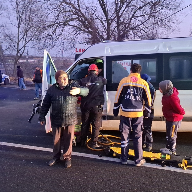 Minibüs, kırmızı ışıkta bekleyen TIR'a çarptı; sıkışan sürücüyü itfaiye kur...