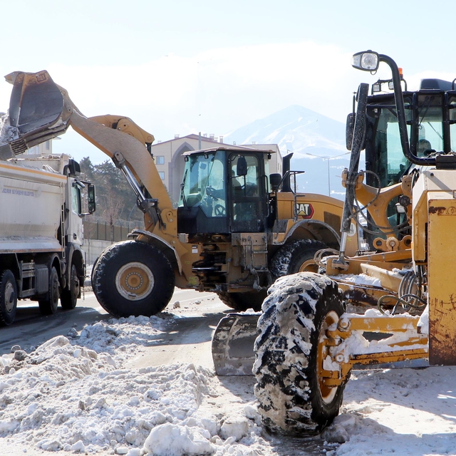 Erzurum'da günde 500 kamyon kar, şehir dışına taşınıyor