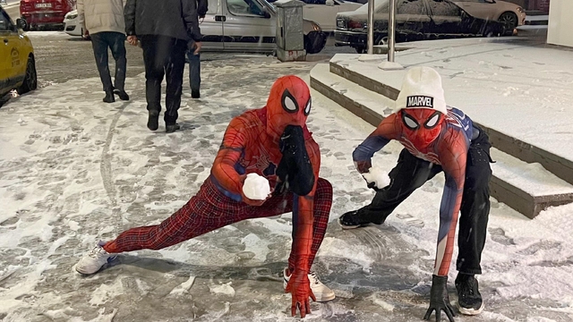 Örümcek adamların kar topu savaşı
