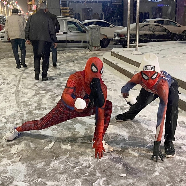 Örümcek adamların kar topu savaşı