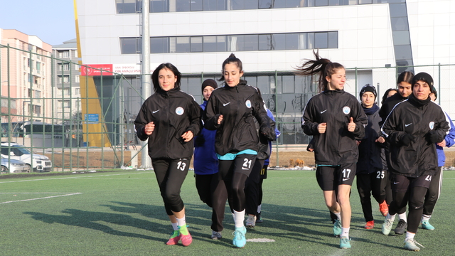 Grubunda lider olan Vangücü Kadın Futbol Takımı, destek bekliyor