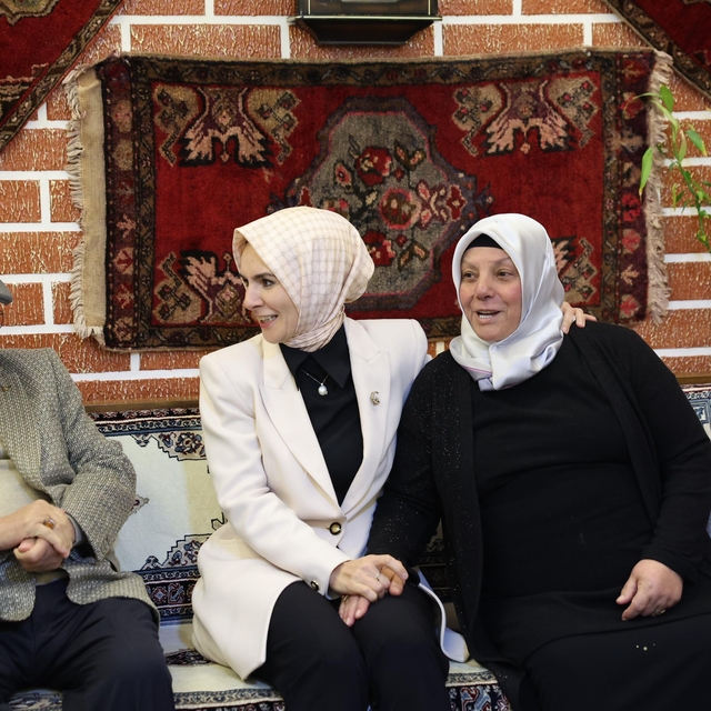 Bakan Göktaş, Kırşehir'de 56 yıllık evli çiftin çay davetini geri çevirmedi