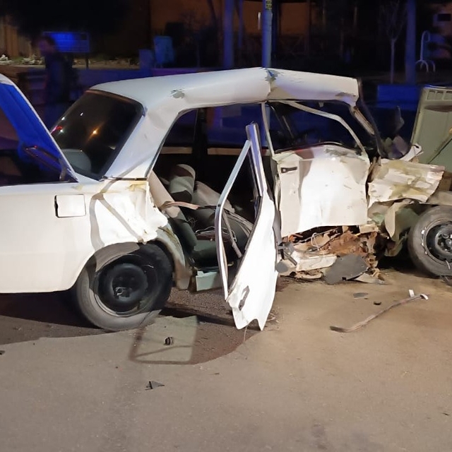 Antalya'da iki otomobilin çarpıştığı kazada 3 kişi yaralandı