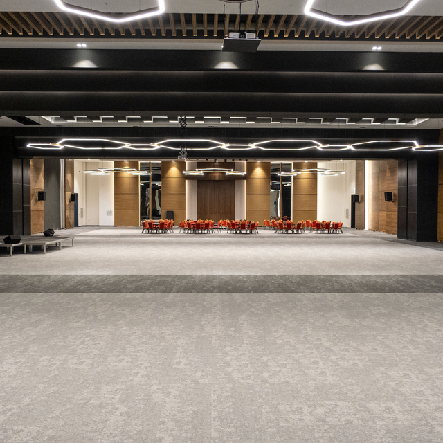 Eskişehir'de yapımı tamamlanan OSB Kongre ve Toplantı Salonu açıldı