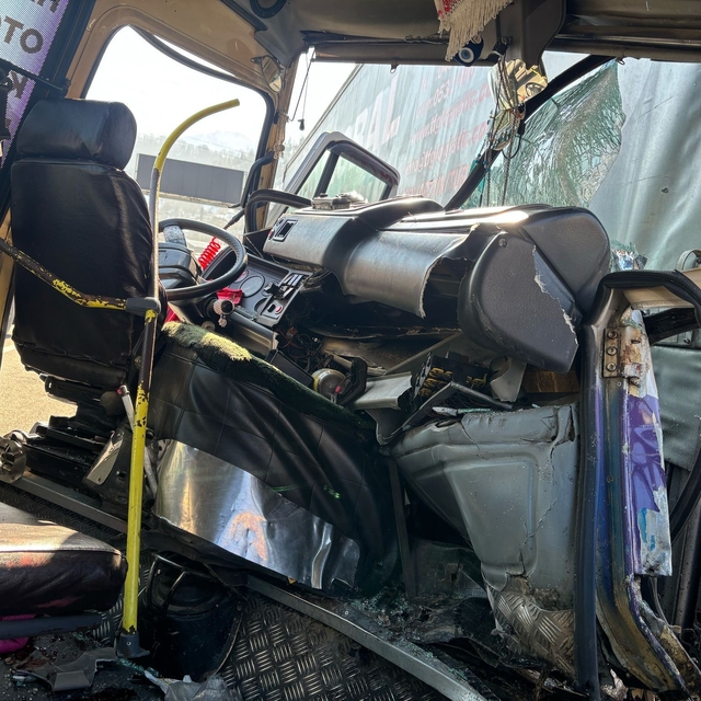 Artvin'de minibüsün tıra çarptığı kazada 12 kişi yaralandı