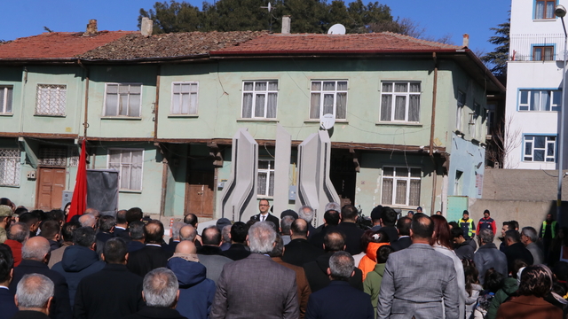 Çankırı'da 26 yıl önce terör saldırısında şehit olanlar anısına yapılan Şehitler Anıtı açıldı