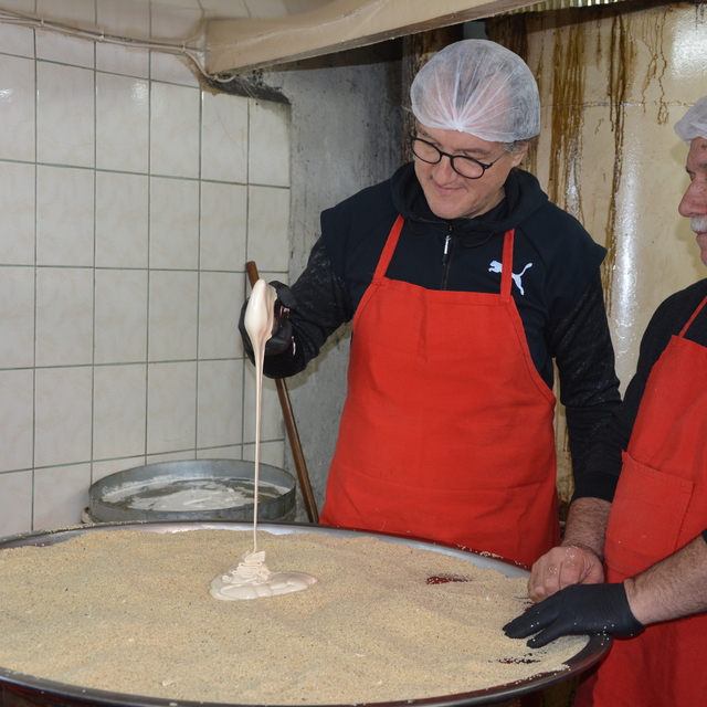 Manisa'da ramazan geleneği susamlı helva iftar sofralarındaki yerini aldı