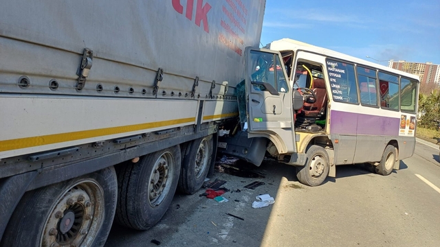 Artvin'de dolmuş, TIR'a çarptı; 12 yaralı