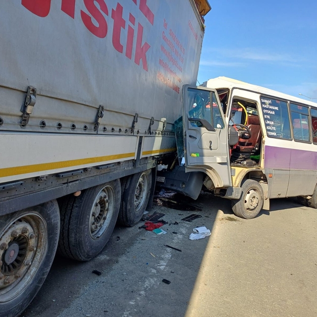 Artvin'de dolmuş, TIR'a çarptı; 12 yaralı