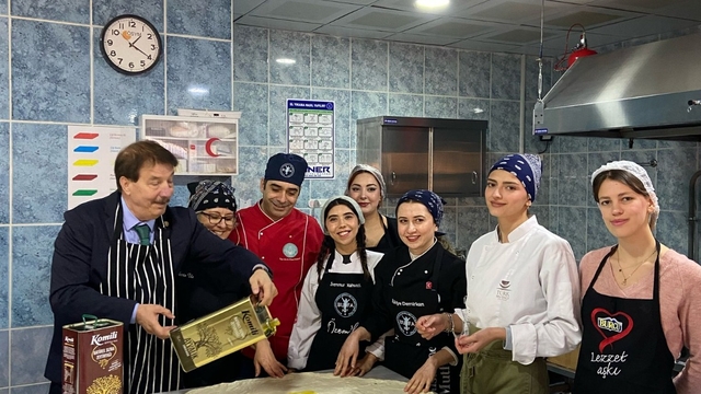 Balıkesir'de üniversite öğrencileri zeytinyağlı ekmek yaptı