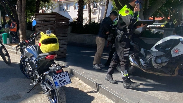 Serik'te sahte plakalı ve çalıntı motosiklet kullanan kişi yakalandı