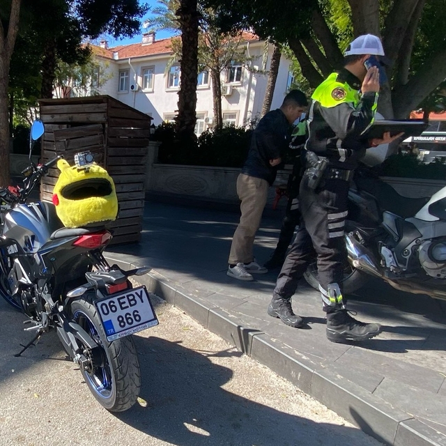 Serik'te sahte plakalı ve çalıntı motosiklet kullanan kişi yakalandı