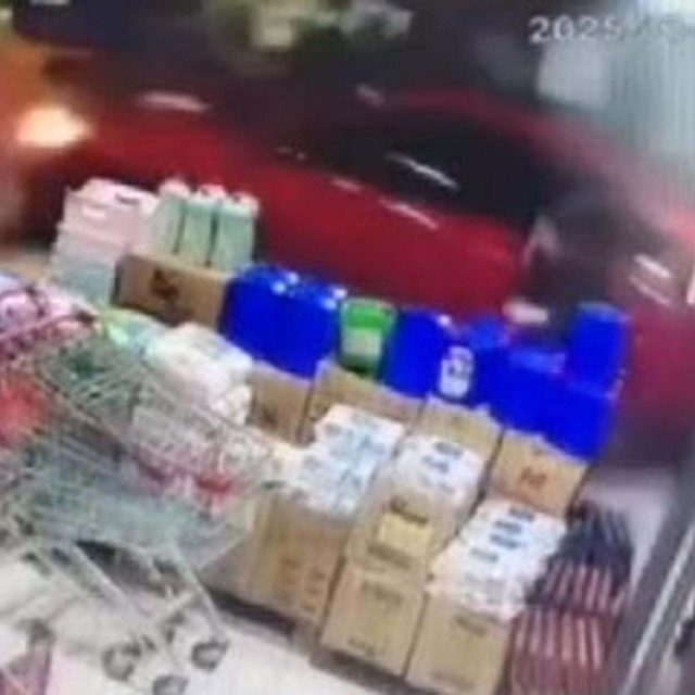 Otomobilin markete girdiği kaza kamerada