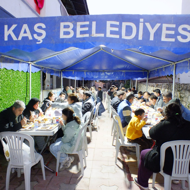 Kaş Belediyesi ücretsiz iftar yemeği uygulaması başlattı