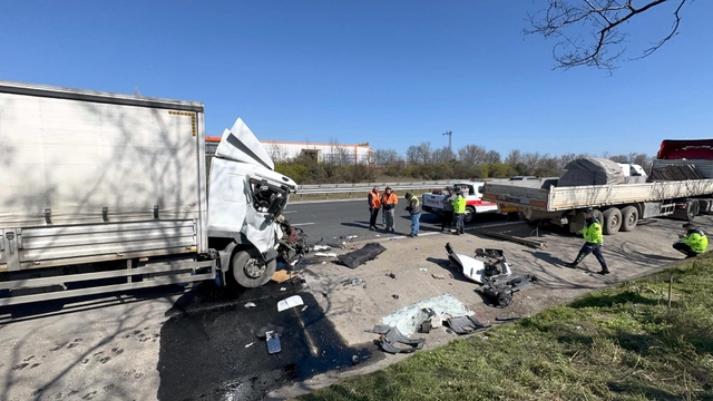 Kamyon, park halindeki TIR'a çarptı; iki araç arasında sıkışan şoför öldü