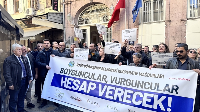 İzmir Büyükşehir Belediyesinin kendilerini mağdur ettiğini öne süren kooperatif üyelerinden eylem