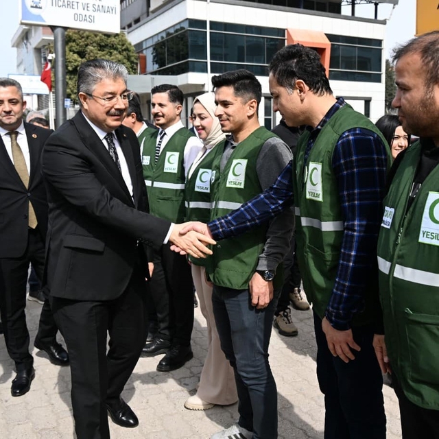 Osmaniye Valisi Yılmaz'dan Türkiye Yeşilay Cemiyeti Osmaniye Şubesine ziyar...
