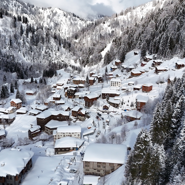 Rize'de beyaza bürünen Ayder Yaylası dronla görüntülendi