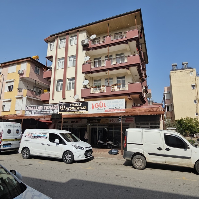 Antalya'da apartmanın üçüncü katından düşen kişi hayatını kaybetti