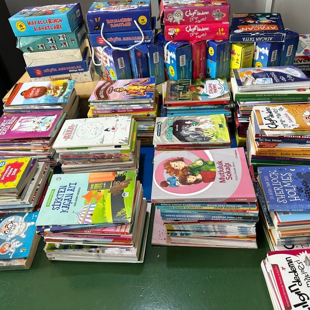 Sarıgöllü öğrencilerden Viranşehir'e hikaye kitabı yardımı