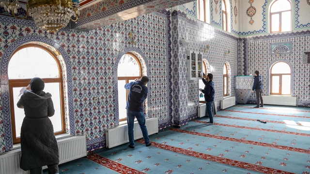 Van Büyükşehir Belediyesi camilerde temizlik çalışması yapıyor