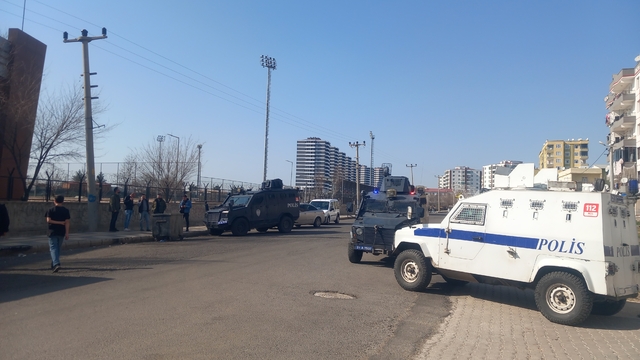 Diyarbakır'da, tartıştığı husumetlisini silahla yaraladı