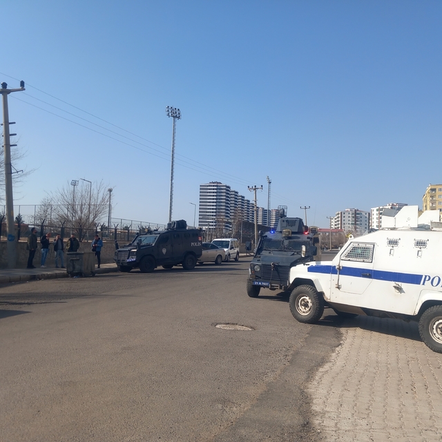 Diyarbakır'da, tartıştığı husumetlisini silahla yaraladı