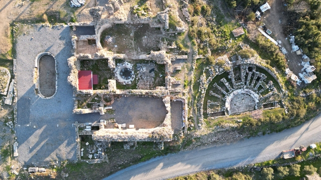 Antalya'da düzenlenen 2. Uluslararası Türkiye Tekstil Bienali devam ediyor