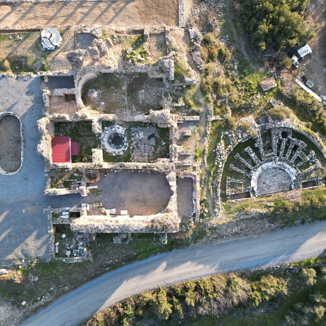 Antalya'da düzenlenen 2. Uluslararası Türkiye Tekstil Bienali devam ediyor