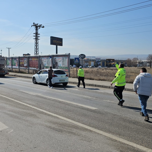 Çorum'da iki otomobilin çarpıştığı kazada 4 kişi yaralandı